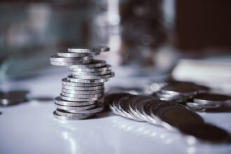 Επιτόκια ΕΚΤ: Γιατί ανεβαίνουν ή πέφτουν και πώς επηρεάζουν δάνεια και καταθέσεις;