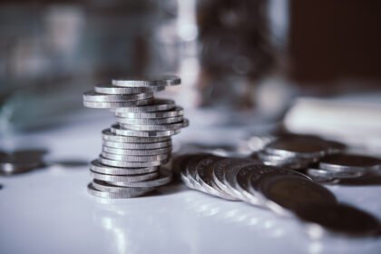 Επιτόκια ΕΚΤ: Γιατί ανεβαίνουν ή πέφτουν και πώς επηρεάζουν δάνεια και καταθέσεις;