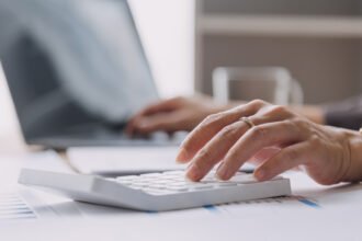 Άμεσοι και έμμεσοι φόροι: Ποια είναι η διαφορά και ποιοι μας επιβαρύνουν περισσότερο;