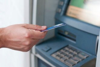 Καταθέσεις στην τράπεζα: Πόσο ασφαλή είναι τα χρήματά μας στην Ελλάδα;