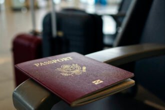 Golden Visa και στεγαστική κρίση: Επηρεάζουν οι ξένες επενδύσεις τις τιμές των ακινήτων στην Ελλάδα;