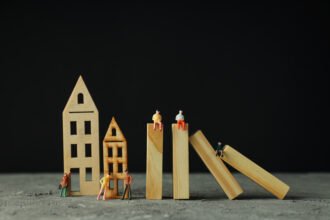 Στεγαστική κρίση στην Ελλάδα: Γιατί τα σπίτια έγιναν τόσο ακριβά;