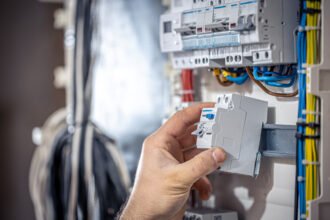 Πώς διαμορφώνεται η τιμή του ηλεκτρικού ρεύματος στην Ελλάδα;