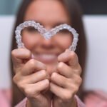 Πονάει το Invisalign; Τι να περιμένετε τις πρώτες ημέρες