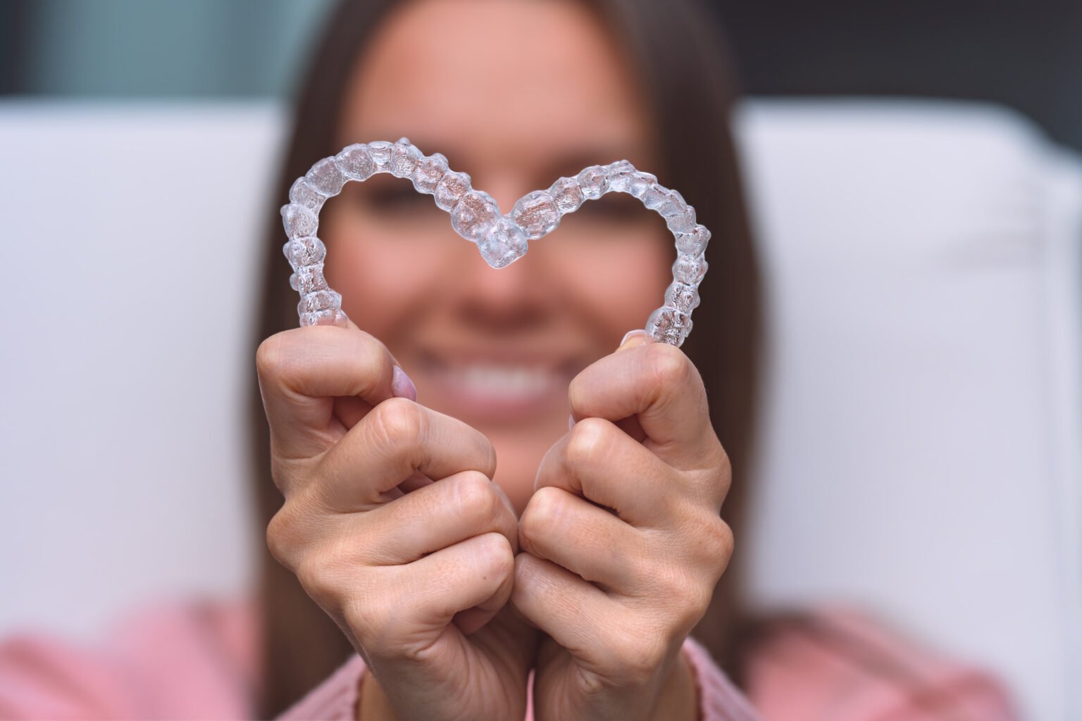 Πονάει το Invisalign; Τι να περιμένετε τις πρώτες ημέρες