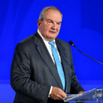 Τι γίνεται με τον Καραμανλή;