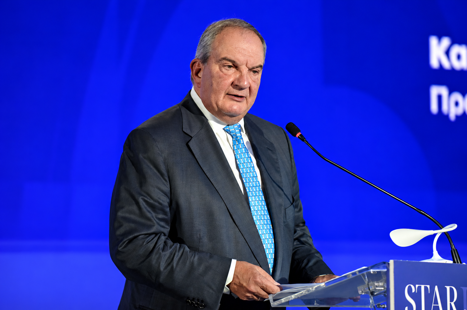 Τι γίνεται με τον Καραμανλή;